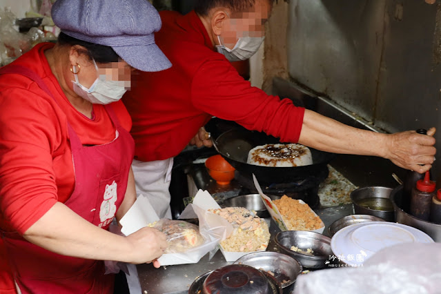 超霸氣‼️東園街無名炒飯，爆量鮭魚炒飯，一盒兩個人才吃完