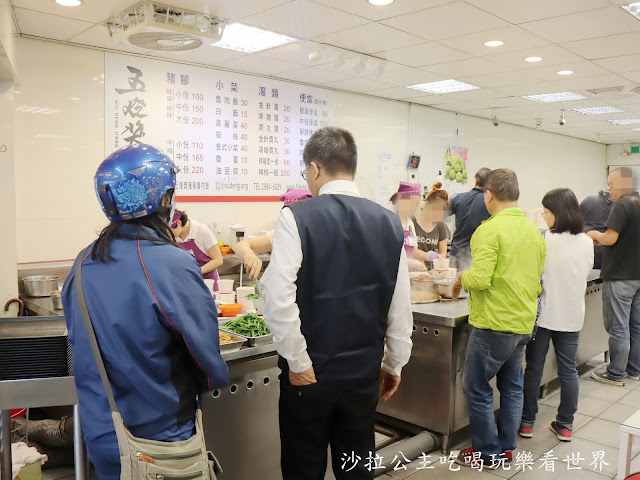 三重美食/小吃『五燈獎豬腳魯肉飯』三重四大滷肉飯/韓國白鐘元來台推薦小吃/辣蘿蔔無限供應