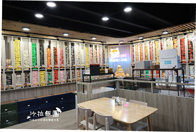 無人手工窯烤披薩『Yiguo Ramen 24H異國無人拉麵店-中山旗艦店』多種配菜、飲料免費加