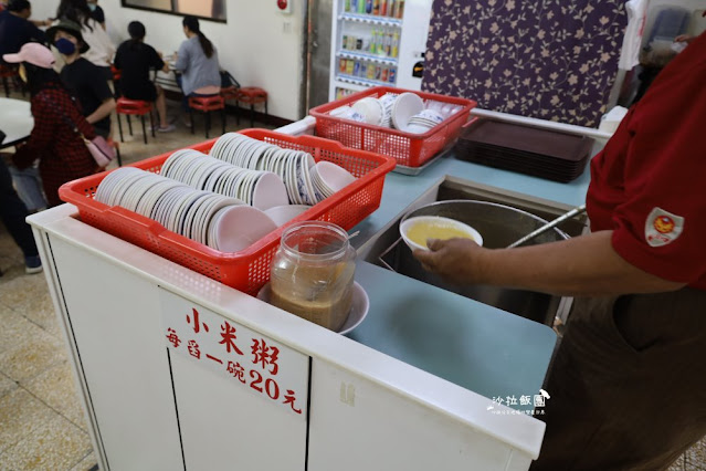 南投中興新村美食『梅園餡餅粥』用餐時間一位難求，40年老店