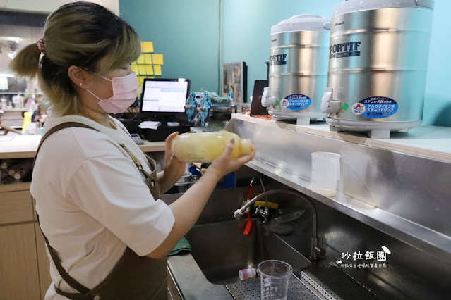 基隆飲料推薦『曾家純蔗糖基隆廟口店』體驗甘蔗自然香甜、基隆廟口夜市不一樣的手搖飲、外送飲料