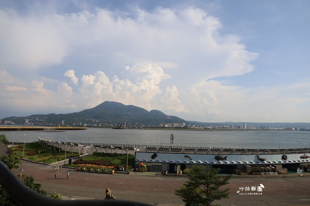 今夏最夯的海景露營房『福容大飯店淡水漁人碼頭』在房裡就可以露營，300坪遊戲室，全新打卡秘境河岸露台