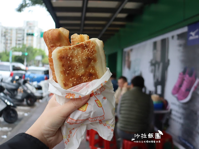 士林早餐人氣排隊店『基河豆漿店』炭烤厚餅