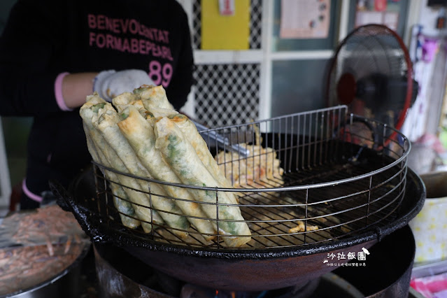 宜蘭頭城在地人吃的人氣美食『春捲伯』蝦餅、春捲