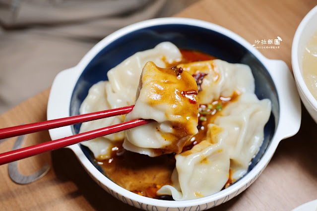 『屋伴餃子』士林夜市新開幕餃子麵食店，月見麻婆豆腐飯、時令排骨湯必點