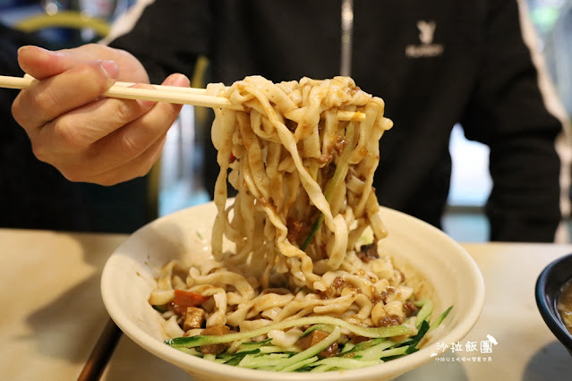 光華商圈『銀記手擀刀切牛肉麵』飲料喝到飽，捷運忠孝新生站