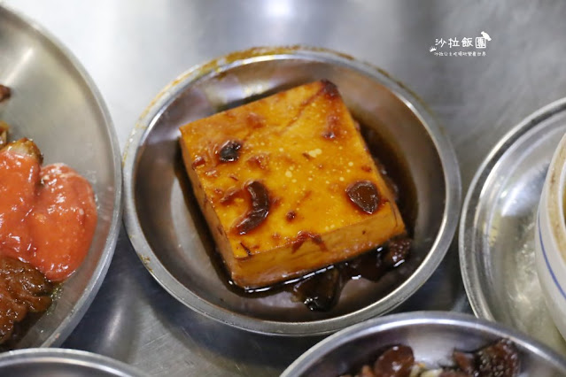 北投生意最好的滷肉飯『矮仔財滷肉飯』必點紅燒蹄膀、大腸頭