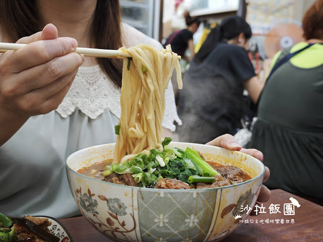 營業前就要來排隊『忠誠牛肉麵』天母在地人推薦