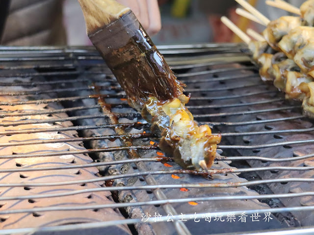 士林夜市美食/小吃『燒烤杏鮑菇』『北海道鹽烤帝王螺』『亞米亞米仙草奶凍/紅茶專賣』