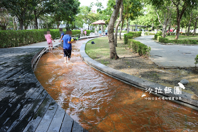 苗栗景點『頭份運動公園』水漾步道、沙坑、溜滑梯，苗栗版的大安森林公園