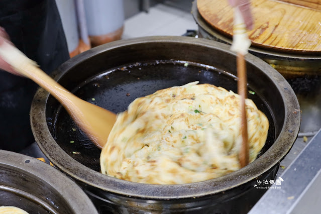 北投美食『燈亮有餅北投山東蔥油餅』想吃厚餅請等40分鐘