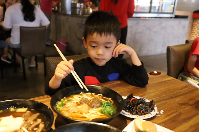 桃園牛肉麵吃到飽『呷飽牛肉麵南平店』加麵加湯免費，豆花、咖啡飲料無限供應