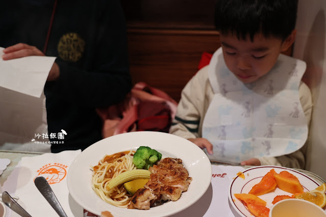 淡水美食『歡樂牛排淡水店』在地人吃的牛排老店，沙拉吧吃到飽