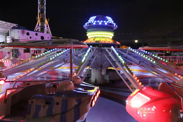 夜間免費入園、星光摩天輪等13種設施設施60元起玩到飽，晚上還可以看音樂焰火秀