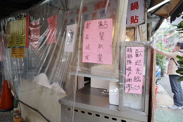 超霸氣‼️東園街無名炒飯，爆量鮭魚炒飯，一盒兩個人才吃完