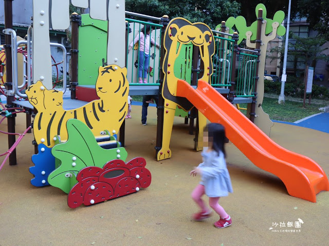 巷弄間的小公園以叢林動物為主題『晴光公園』波浪溜滑梯