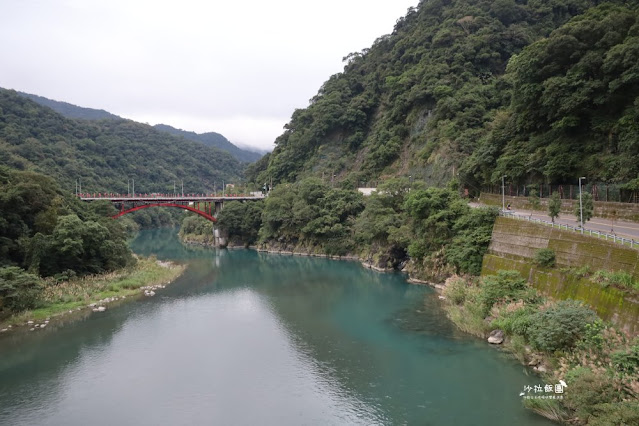 烏來老街一日遊泡溫泉、搭台車、看瀑布、逛老街