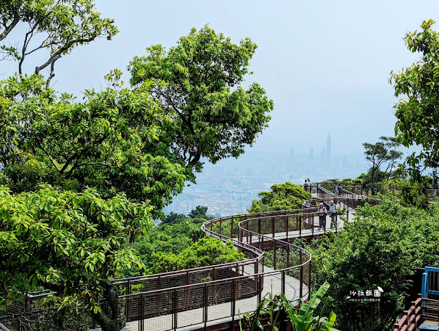 漫步雲端S型空中步道『碧山巖露營場』內湖約會景點，視野超棒