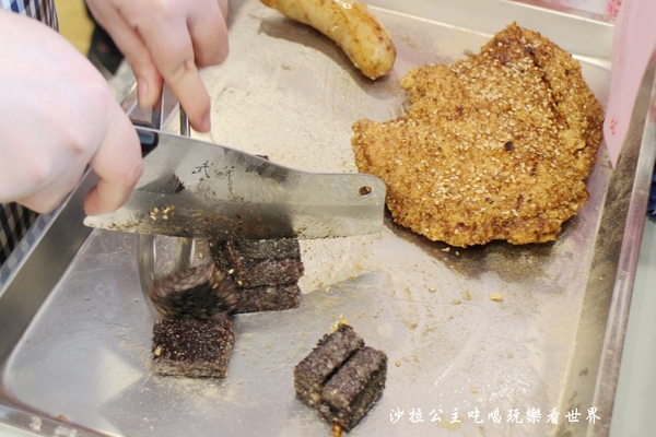 天母人氣美食『維縈家鄉碳烤雞排』士林夜市排隊小吃/天母市集對面