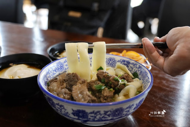 苗栗苑裡人氣美食『大鼎夏荷牛肉麵館』水上玻璃屋豪宅吃牛肉麵、豆花吃到飽