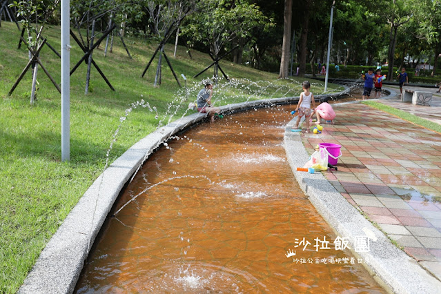 苗栗景點『頭份運動公園』水漾步道、沙坑、溜滑梯，苗栗版的大安森林公園