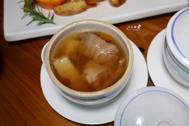 鴻龍宴台中超狂活蝦料理，大船霸氣開進餐廳