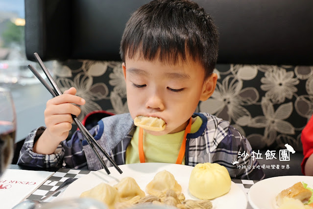 台北車站吃到飽『台北凱撒大飯店Checkers自助餐廳』威靈頓牛排、紅白酒、啤酒喝到飽