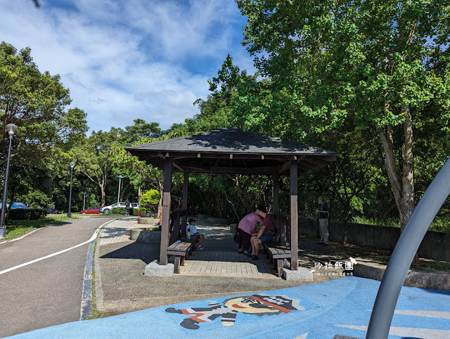 新北親子景點林口樂活公園捷運主題公園，4米高「車廂溜滑梯」超刺激