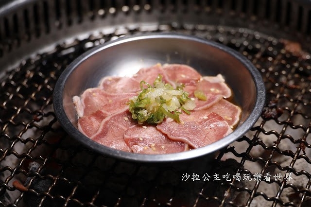 板橋燒烤吃到飽『燒惑日式炭火燒肉店(板橋店)』瓶裝啤酒無限暢飲/壽星雪花黑牛蛋糕/打卡優惠/捷運新埔站