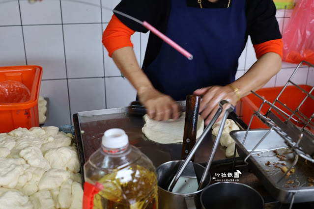 宜蘭頭城必吃『頂埔阿嬤蔥油餅』排隊美食，也有賣紅茶、奶茶可以搭配