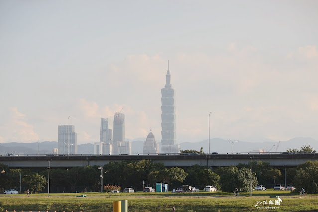 遠眺台北101的兒童遊戲場美堤河濱公園、毛小孩活動區、滑板、直排輪練習場