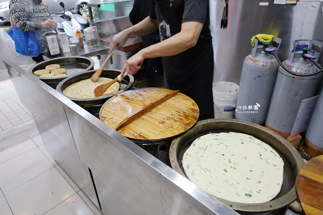 北投美食『燈亮有餅北投山東蔥油餅』想吃厚餅請等40分鐘