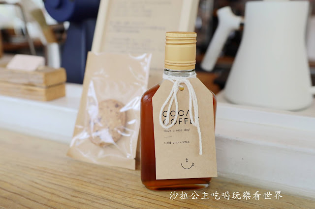 新竹高鐵站旁貨櫃咖啡廳『COCA COFFEE 渴口手沖咖啡』有插座.無低消還能拍網美照