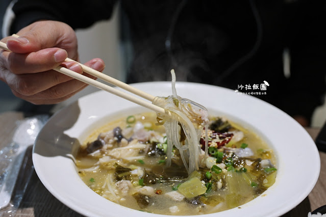 板橋美食『官小二酸菜魚』一個人也可以吃