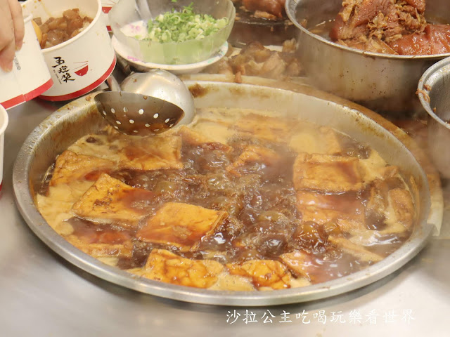 三重美食/小吃『五燈獎豬腳魯肉飯』三重四大滷肉飯/韓國白鐘元來台推薦小吃/辣蘿蔔無限供應