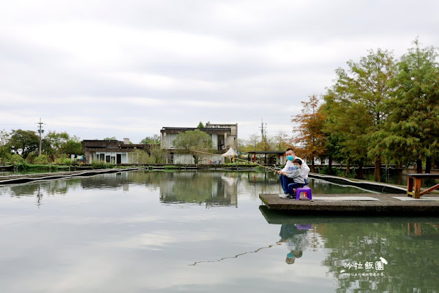 宜蘭景點『勝洋水草休閒農場』釣魚、划竹筏、溫泉魚、玩水、落羽松、IG彩虹傘、DIY