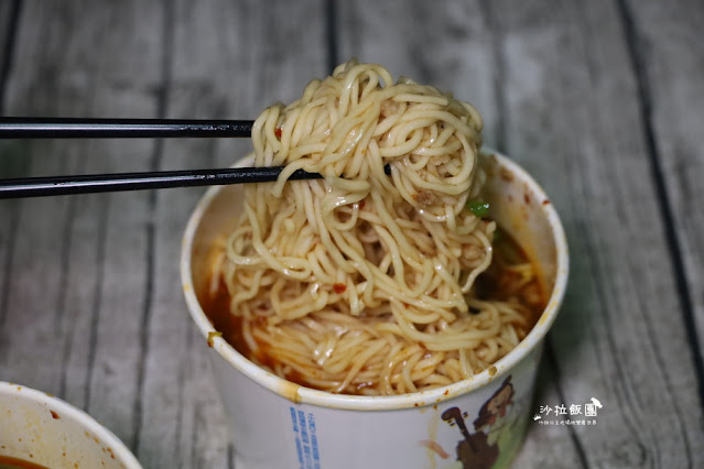 士林巷弄道地川味麵食『川鋪子28號』重慶小麵、麻辣牛肉麵，辣得過癮