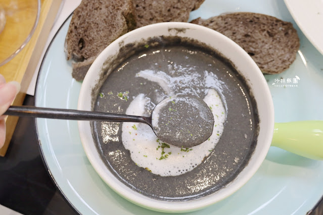 宜蘭景點黑RURU CAFE，來用餐還可以順便餵羊不用再找景點