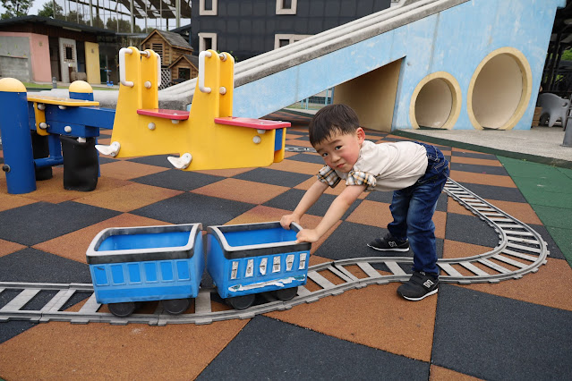 2500坪超狂親子民宿『親水89饗樂民宿』餵浣熊.溜羊.餵魚.餵兔子/大型磨石子溜滑梯/特斯拉充電站/有電梯