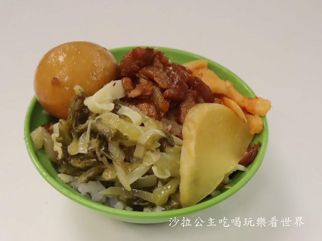 三重美食/小吃『五燈獎豬腳魯肉飯』三重四大滷肉飯/韓國白鐘元來台推薦小吃/辣蘿蔔無限供應