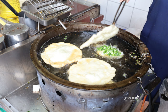 宜蘭頭城必吃『頂埔阿嬤蔥油餅』排隊美食，也有賣紅茶、奶茶可以搭配