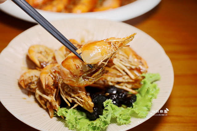 鴻龍宴台中超狂活蝦料理，大船霸氣開進餐廳