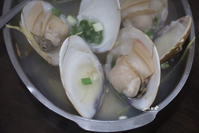 阿嬌萬里蟹萬里超強海鮮餐廳，下雨天也要排隊吃