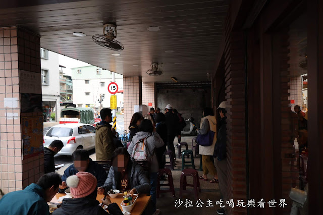 宜蘭頭城必吃排隊美食『龍記牛肉麵』限量牛三寶麵晚來吃不到