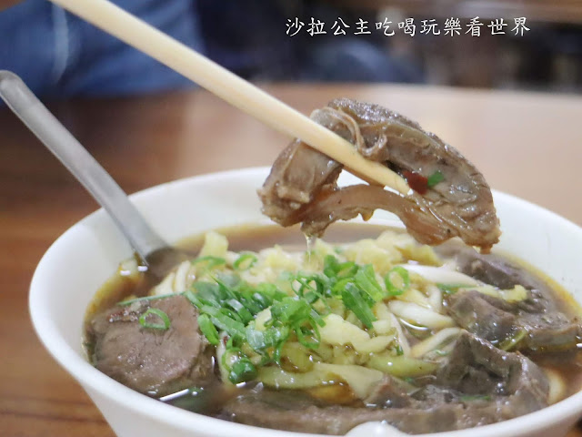 桃園美食/人氣排隊店『巧合珍牛肉麵(總店)』春日路/中藥湯頭/附停車場/老店